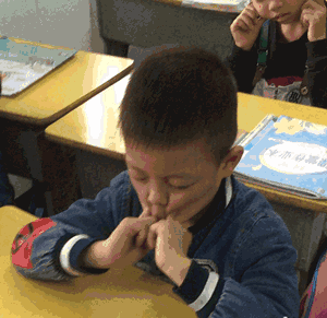 不规范的眼保健操
