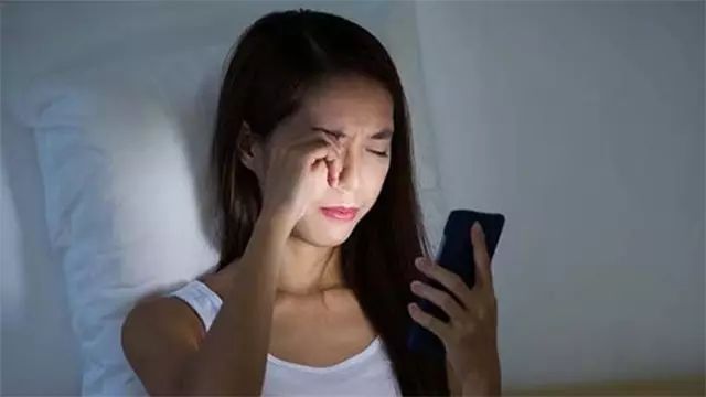 双眼疲惫不堪